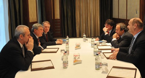 Michel Platini az MLSZ vezetői és Orbán Viktor miniszterelnök körében
