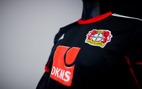 Bayer 04 Leverkusen mez DKMS felirattal