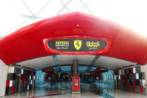A Ferrari World Theme Park bejárata