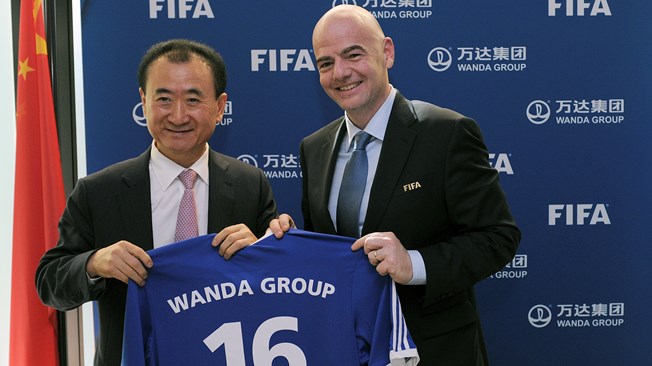 Vang Csian-lin, a Wanda Group tulajdonosa és Gianni Infantino, a FIFA elnöke