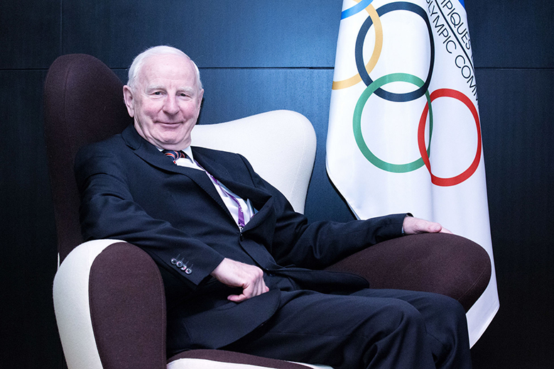 Patrick Hickey az Európai Olimpiai Bizottság elnöki székében.