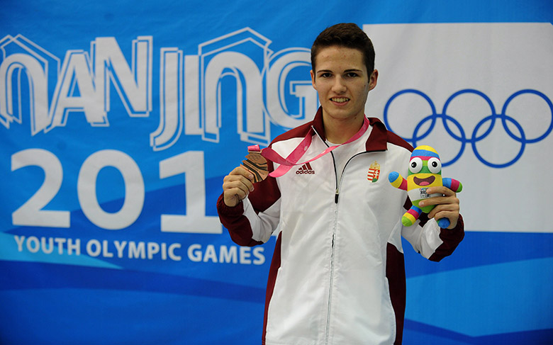 Péni István sportlövő a Nankingban rendezett ifjúsági olimpia díjátadóján a bronzérmével.